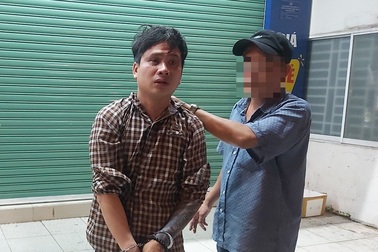 Tên cướp bị 2 cô gái ép xe ngã xuống đường