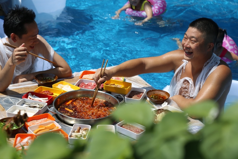 Mặc bikini ăn lẩu giữa bể bơi - 4 Mặc bikini ăn lẩu giữa bể bơi - 4