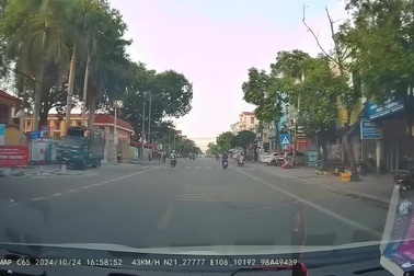 Thanh niên phóng xe máy tốc độ cao, suýt tông cậu bé băng sang đường