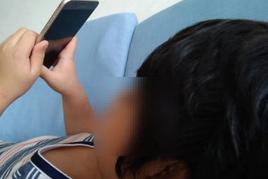 Ở nhà, con tôi "dán mắt" vào tivi, điện thoại 12 tiếng mỗi ngày