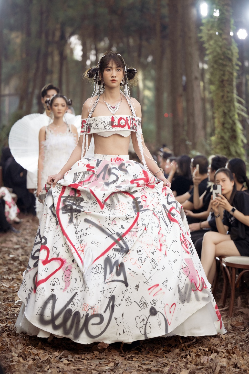 Denis Đặng catwalk chuyên nghiệp, biến hóa ấn tượng - 7 Denis Đặng catwalk chuyên nghiệp, biến hóa ấn tượng - 7