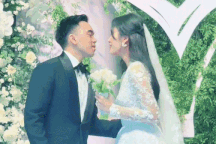 Á hậu Phương Anh bật khóc vì xúc động, hôn chồng doanh nhân trong lễ cưới