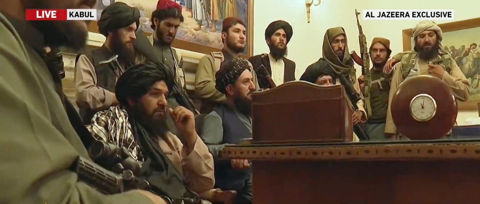 Taliban hạ cờ ở dinh tổng thống Afghanistan, tuyên bố chiến tranh kết thúc - 2 Taliban hạ cờ ở dinh tổng thống Afghanistan, tuyên bố chiến tranh kết thúc - 2