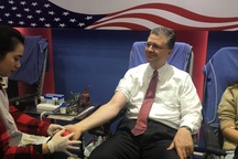 Tân Đại sứ Mỹ hào hứng trong lần đầu hiến máu ở Việt Nam