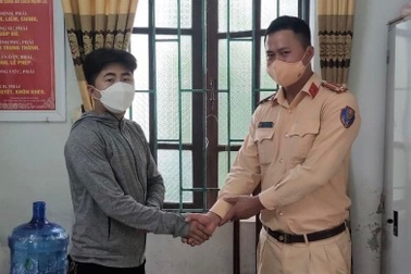 CSGT trao trả tài sản và nhiều giấy tờ quan trọng cho người đi đường bị rơi