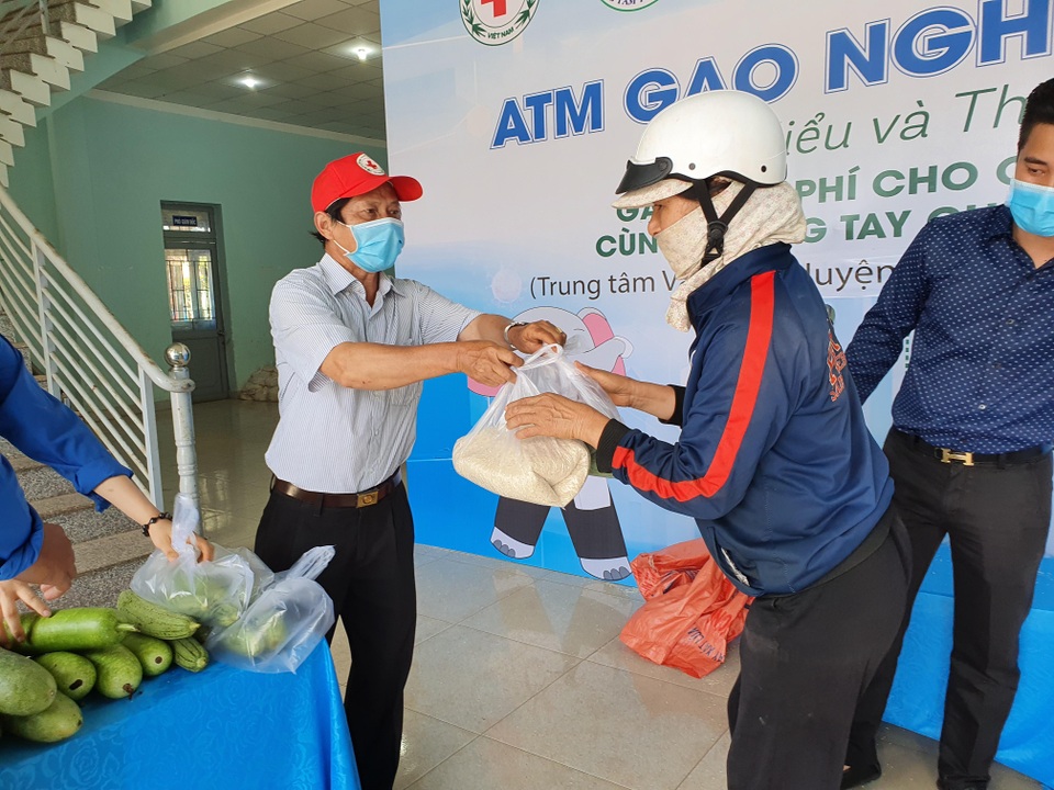 Ra đời trong đại dịch, ATM gạo cam kết phục vụ đến... hết năm - 12 Ra đời trong đại dịch, ATM gạo cam kết phục vụ đến... hết năm - 12