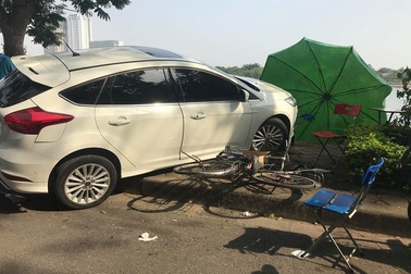 Hà Nội: Xế hộp mất lái, lao vỉa hè, đè nát bét xe máy, xe đạp
