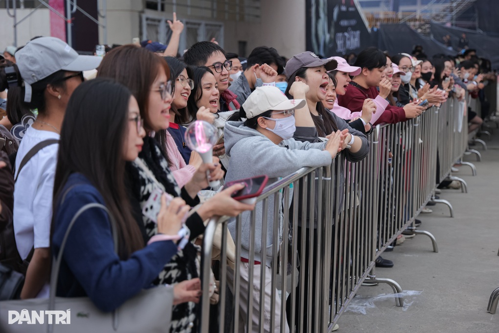 Mỹ Tâm bối rối khi làm điều này lần đầu, fan nhiệt tình hướng dẫn - 2 Mỹ Tâm bối rối khi làm điều này lần đầu, fan nhiệt tình hướng dẫn - 2