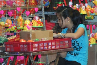 Đồ chơi trung thu: Đèn điện lấn lướt đèn cầy