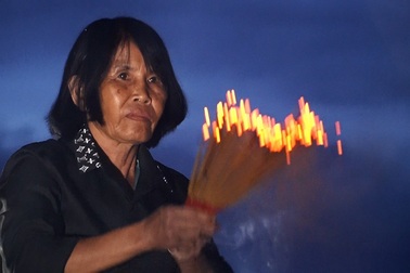 Người phụ nữ hơn 40 năm chăm sóc mộ liệt sĩ