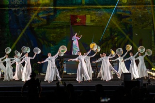 Phu nhân Đại sứ Mỹ, Nhật Bản và nhiều quốc gia trình diễn áo dài Việt Nam - 19