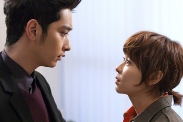 Ca sĩ nhóm 2PM công khai theo đuổi "máy bay bà già"