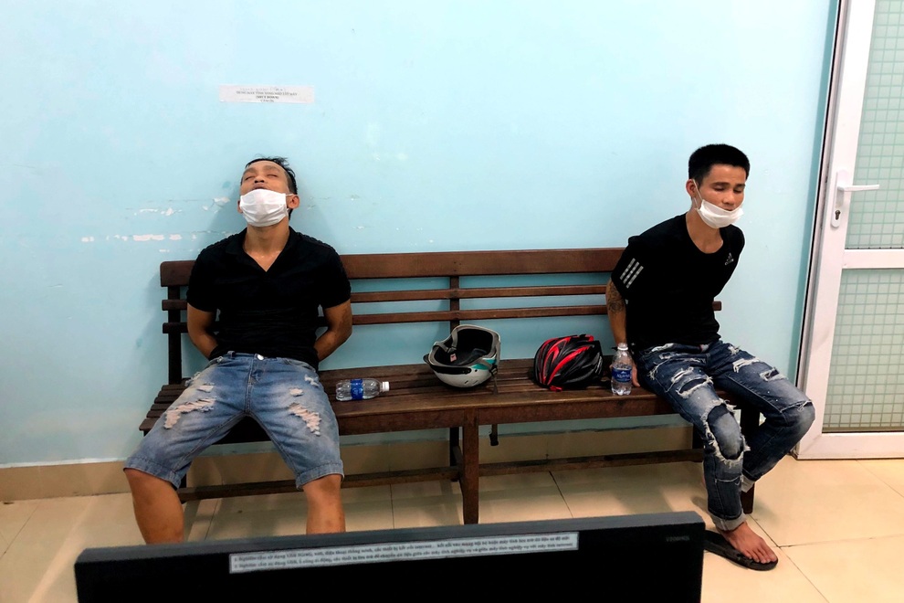 Hai thanh niên phê ma túy, đi xe phân khối lớn thông chốt kiểm dịch - 1 Hai thanh niên phê ma túy, đi xe phân khối lớn thông chốt kiểm dịch - 1