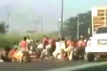 Khủng hoảng kinh tế: Người dân Venezuela chặn xe tải bắt gà vì đói