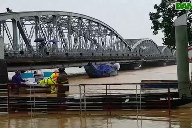 Nước lũ tấn công những điểm cao nhất TP Huế