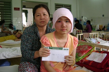 Quà Nhân ái tiếp tục đến với bé Phụng
