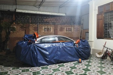 Lo bão số 5, người dân Nghệ An tìm cách bảo vệ ô tô chỉ với tấm bạt
