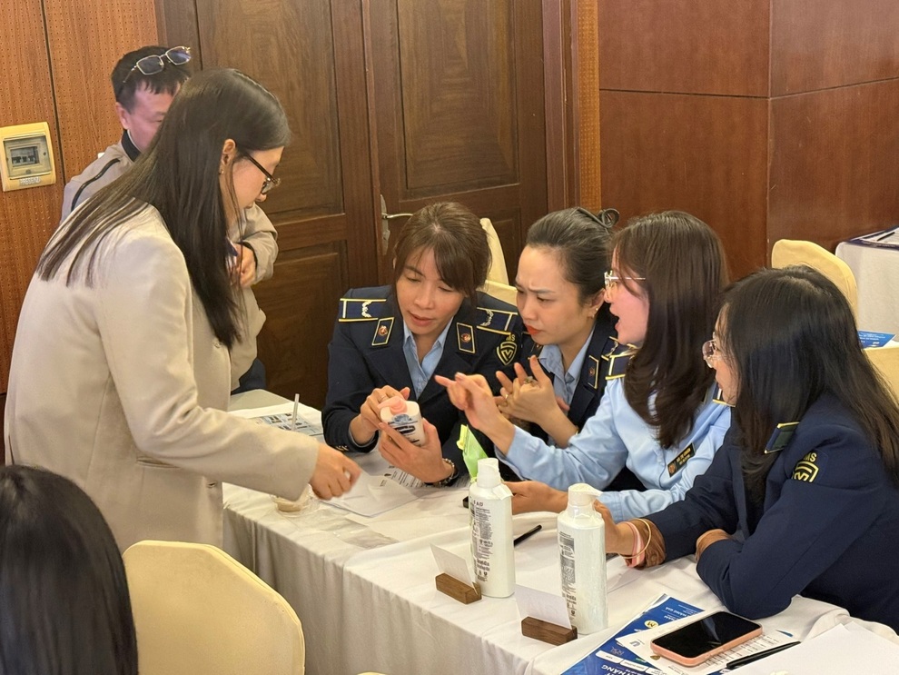 Hà Nội: Nâng cao kỹ năng nhận diện hàng thật, hàng giả cho lực lượng quản lý thị trường - 1
