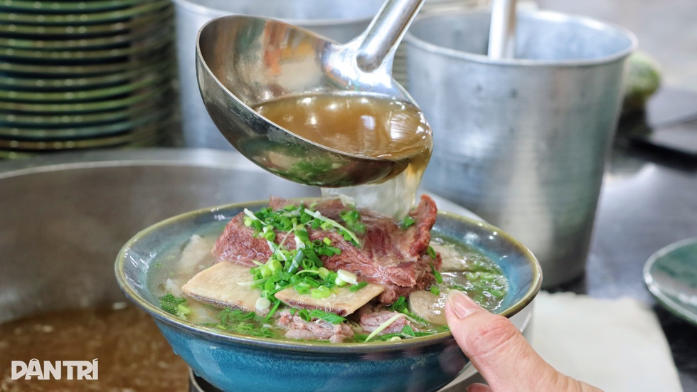 Độc đáo tô phở gần 1kg, có "miếng sườn to nhất TPHCM"