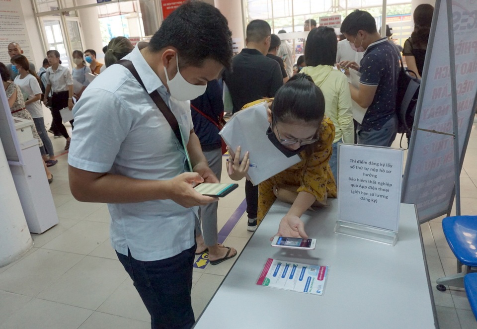 Người dân Hà Nội ùn ùn đi làm trợ cấp thất nghiệp... từ 5h sáng - 10 Người dân Hà Nội ùn ùn đi làm trợ cấp thất nghiệp... từ 5h sáng - 10