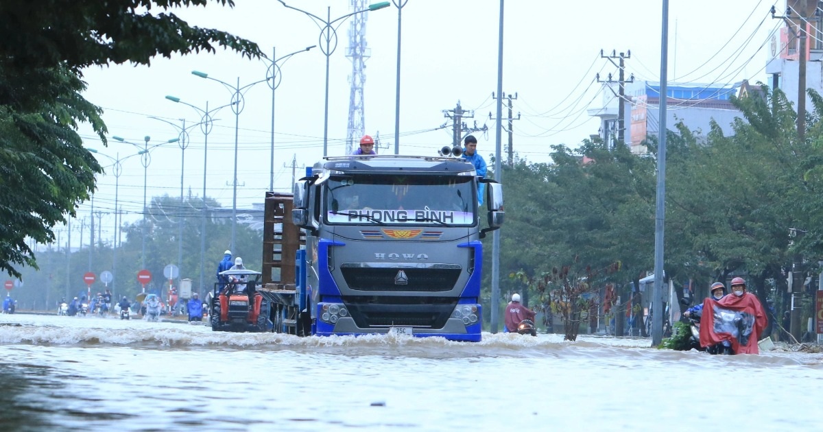 View - Người dân Thừa Thiên Huế vật lộn trên những con đường ngập sâu | Báo Dân trí