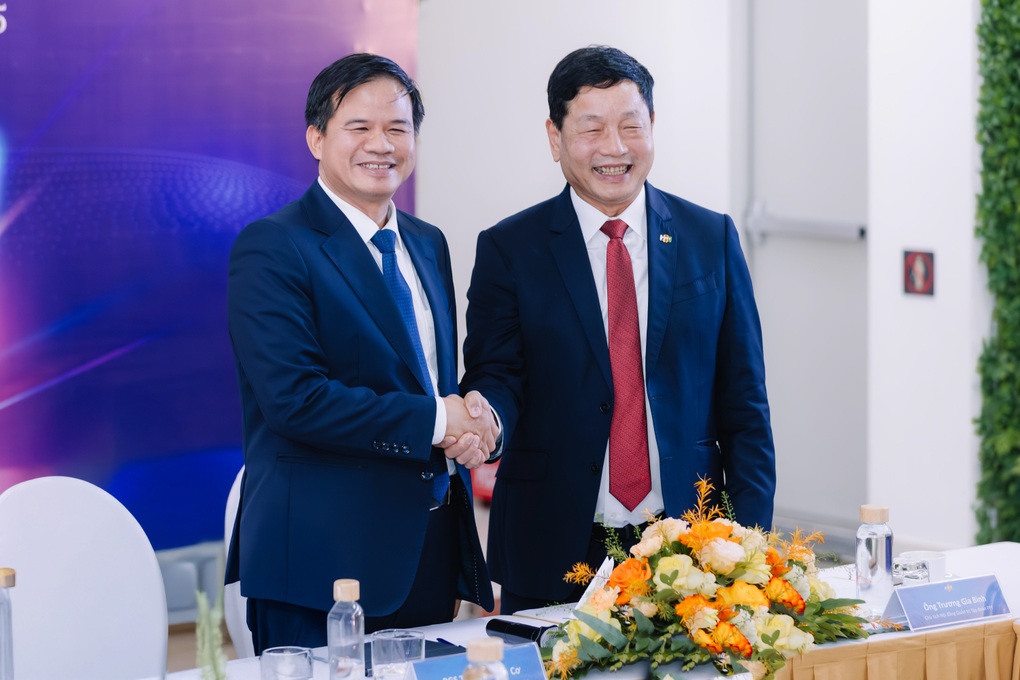 Giám đốc Bệnh viện Bạch Mai kể về cảnh ký một tạ giấy mỗi ngày - 1