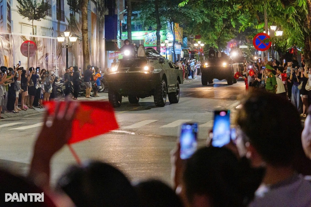 Cháy phòng khách sạn ở Hà Nội, khách thuê nhà dân xem hợp luyện diễu binh - 2