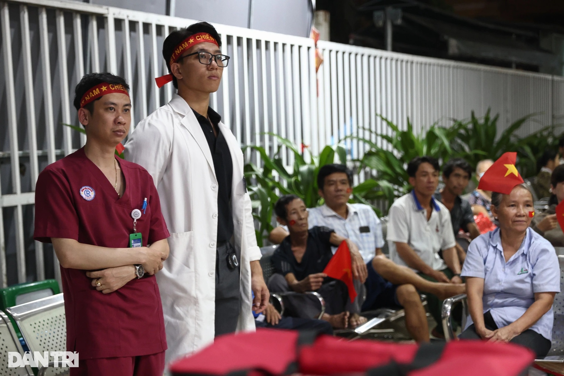 Bệnh nhân cháy hết mình khi tuyển Việt Nam hạ Thái Lan - 5 Bệnh nhân cháy hết mình khi tuyển Việt Nam hạ Thái Lan - 5