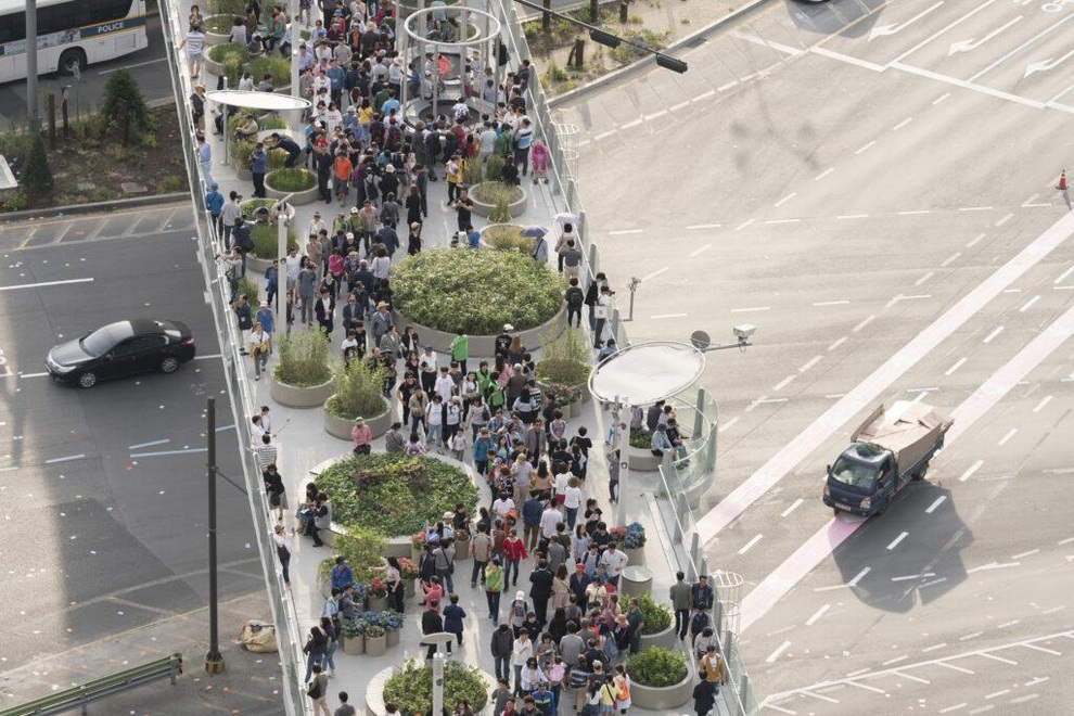 Cầu vượt trên cao hóa công viên giữa phố với hàng ngàn cây xanh - 5