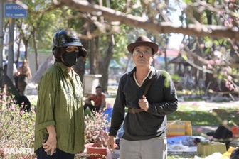 Tiểu thương ở TPHCM đồng loạt hạ giá cây cảnh, thu dọn về quê đón giao thừa