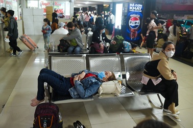 Bến xe TPHCM đông đúc: Người dân loay hoay tìm chỗ ngủ vì không đặt được vé