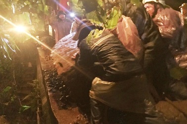 100 công nhân dầm mưa phá đá, giải cứu đường sắt trong đêm