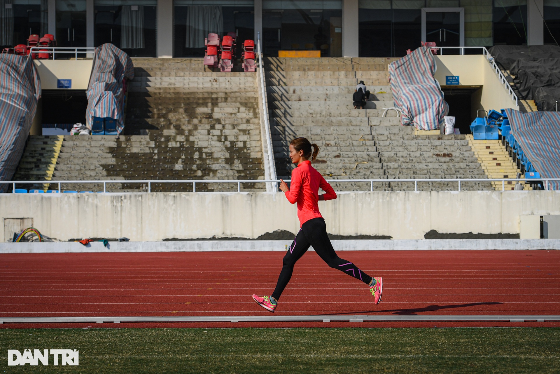 Sân Mỹ Đình ngổn ngang công trình sau khi tháo dỡ 40.000 ghế ngồi khán đài - 16