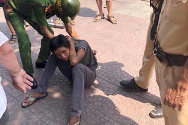 Thiếu niên giật điện thoại, cầm dao tấn công vợ chồng người Pháp