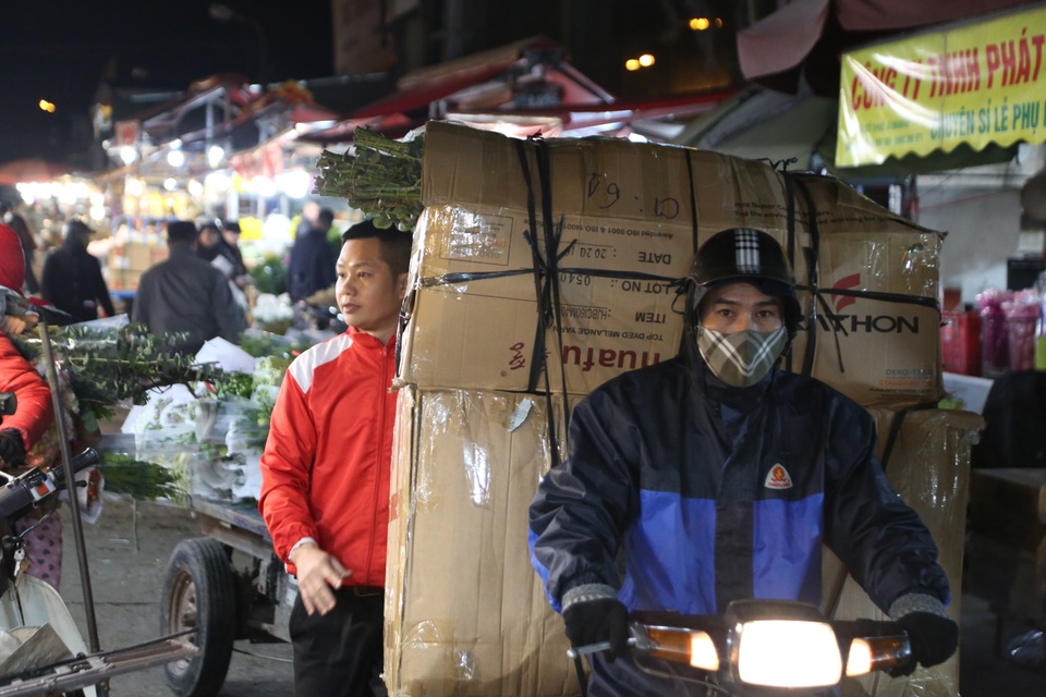 Đêm đầu năm 2021 không ngủ của người lao động chợ hoa Quảng An - 5 Đêm đầu năm 2021 không ngủ của người lao động chợ hoa Quảng An - 5