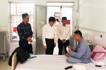 Dùng bình xịt hơi cay khống chế đối tượng cầm dao đe dọa công an