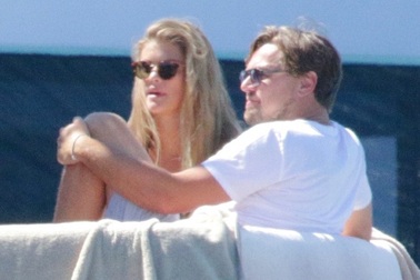 Leonardo DiCaprio chia tay bạn gái kém 17 tuổi