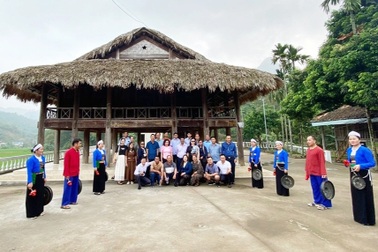 Yêu cầu cán bộ tạm dừng đi tham quan, học tập kinh nghiệm