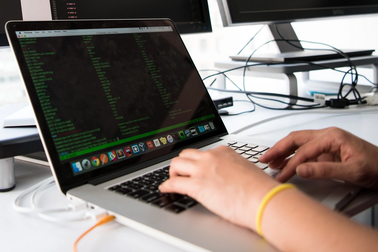 Hết thời được săn đón, lương IT năm 2024 vẫn gây "sốc"