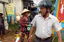 Yêu cầu Trưởng công an xã “sút” đồ phải xin lỗi người dân