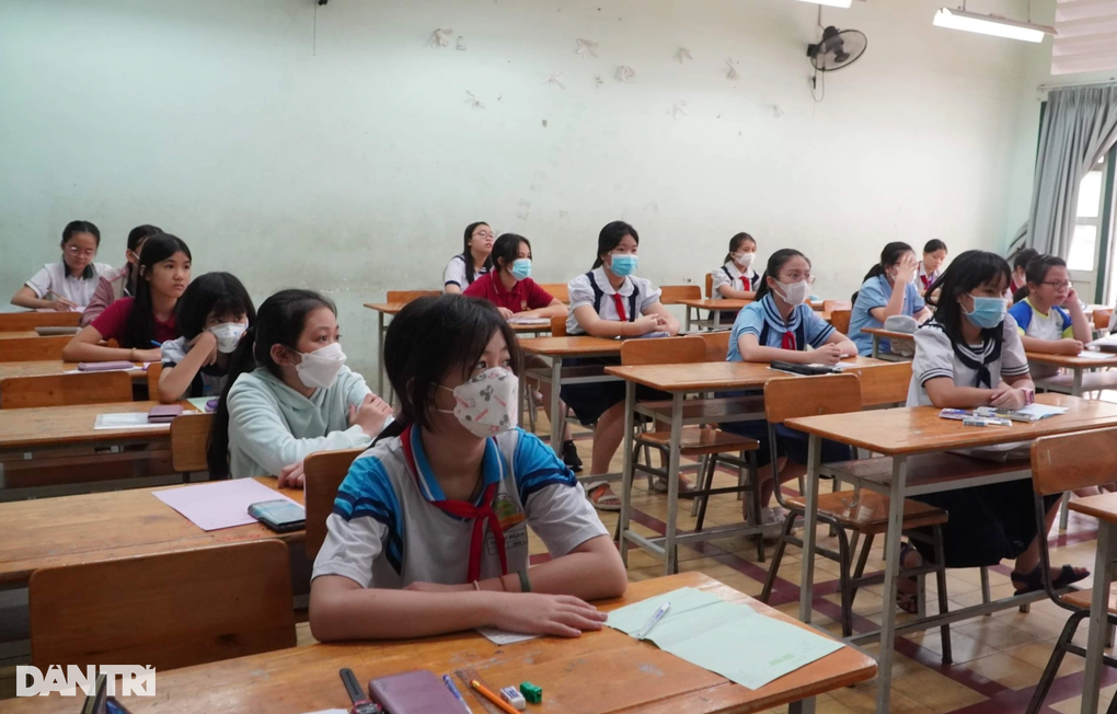 Gần 5.000 thí sinh tranh tài đánh giá năng lực vào lớp 6 với tỷ lệ 1 chọi 9 - 3 Gần 5.000 thí sinh tranh tài đánh giá năng lực vào lớp 6 với tỷ lệ 1 chọi 9 - 3