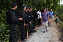 Người dân đem thức ăn, vào rừng cùng công an truy bắt kẻ giết người