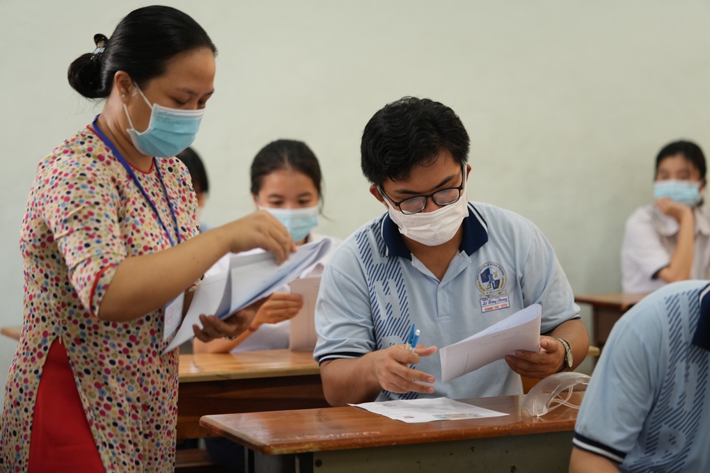 Mắc Covid-19, nam sinh dừng thi tốt nghiệp THPT 2022 vào phút chót - 1 Mắc Covid-19, nam sinh dừng thi tốt nghiệp THPT 2022 vào phút chót - 1
