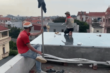 Kinh nghiệm "giữ mạng" của thợ nhôm kính hơn 10 năm trèo tường, leo mái nhà