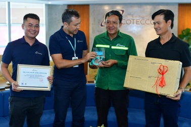 Coteccons vinh danh người hùng cứu tài xế trong xe Volvo bốc cháy