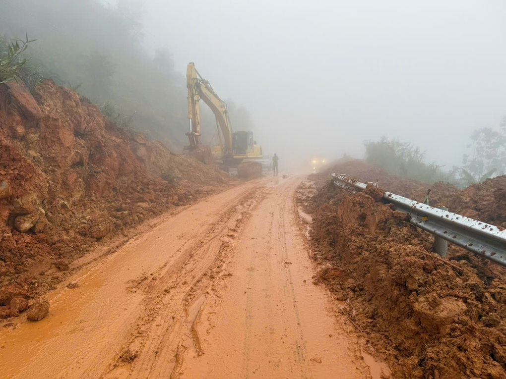 Đất đá đổ ập xuống đèo Đại Ninh, giao thông Đà Lạt - Phan Thiết chia cắt - 2 Đất đá đổ ập xuống đèo Đại Ninh, giao thông Đà Lạt - Phan Thiết chia cắt - 2
