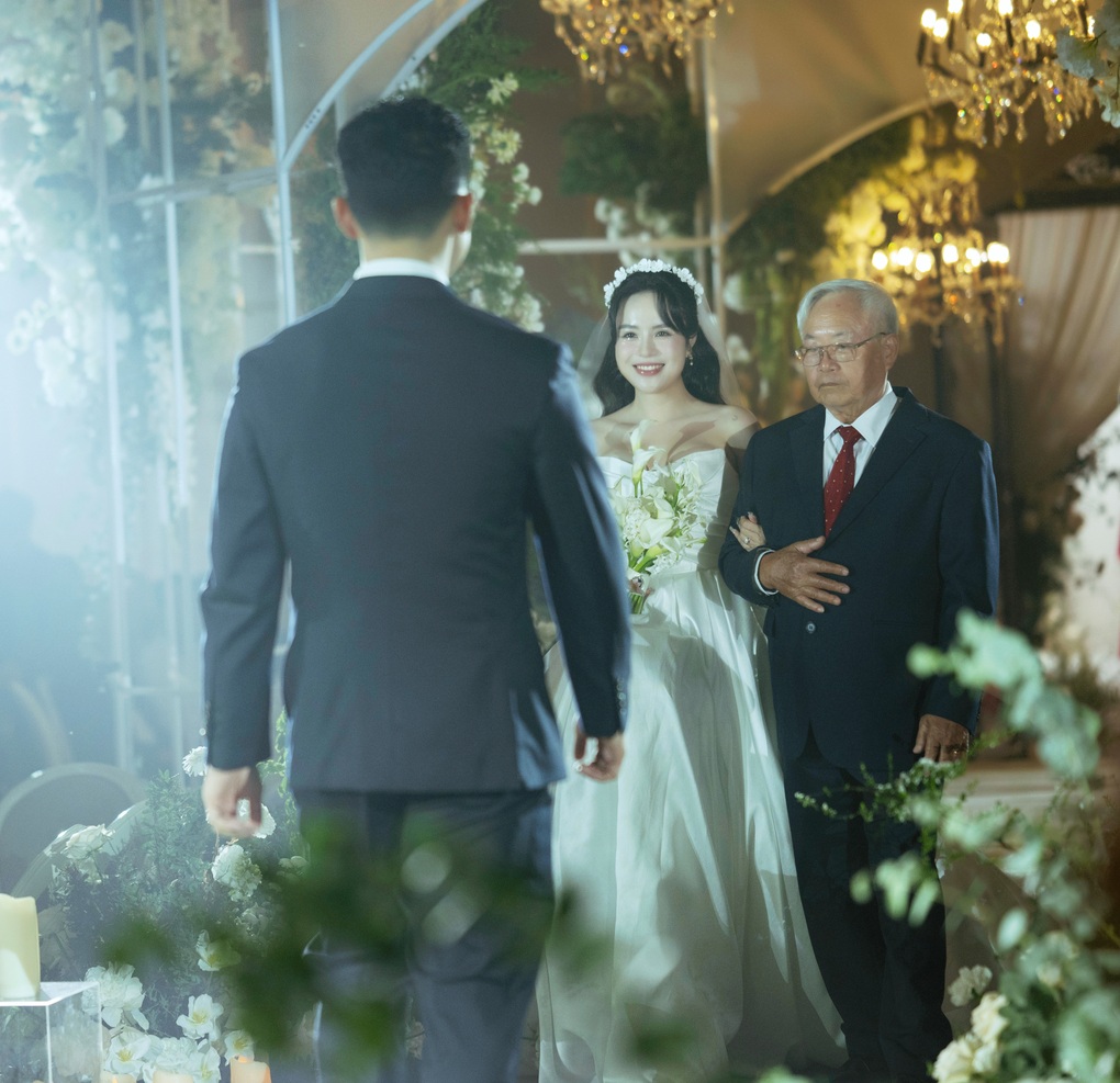 Thái Trinh xúc động tưởng nhớ mẹ quá cố trong lễ cưới với chồng kém 6 tuổi - 3 Thái Trinh xúc động tưởng nhớ mẹ quá cố trong lễ cưới với chồng kém 6 tuổi - 3