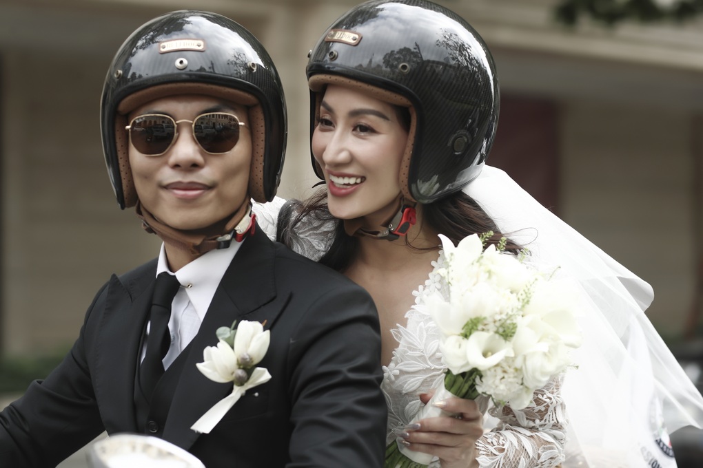 Phan Hiển hôn Khánh Thi say đắm trong lễ rước dâu với dàn mô tô hoành tráng - 8 Phan Hiển hôn Khánh Thi say đắm trong lễ rước dâu với dàn mô tô hoành tráng - 8