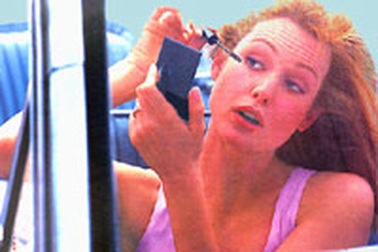 Vừa lái xe vừa trang điểm