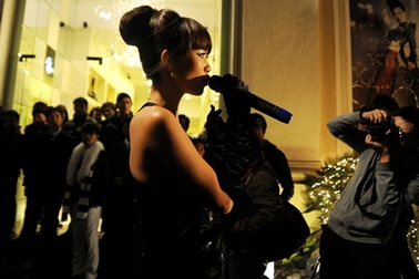 Hà Anh mặc váy gợi cảm hát giữa trời lạnh